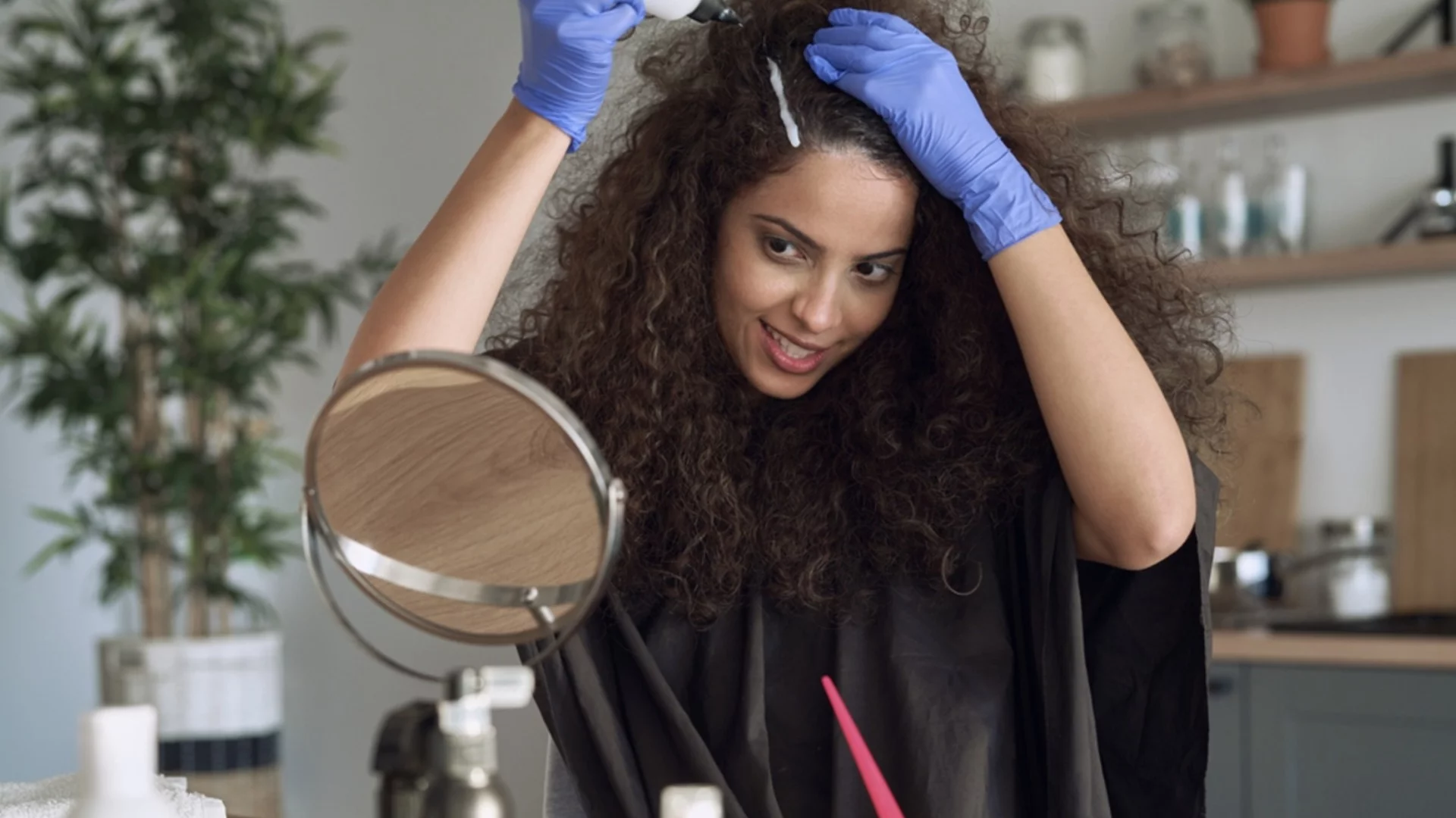 Боядисване на побеляла коса: Направете това преди боядисване и боята ще издържи по-дълго