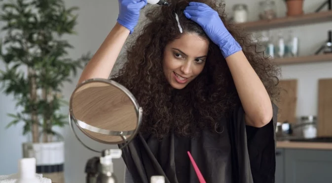 Боядисване на побеляла коса: Направете това преди боядисване и боята ще издържи по-дълго