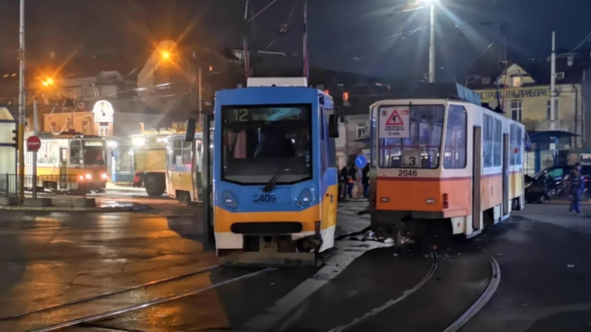 Пореден инцидент: Катастрофа между два трамвая и микробус в София (СНИМКИ)