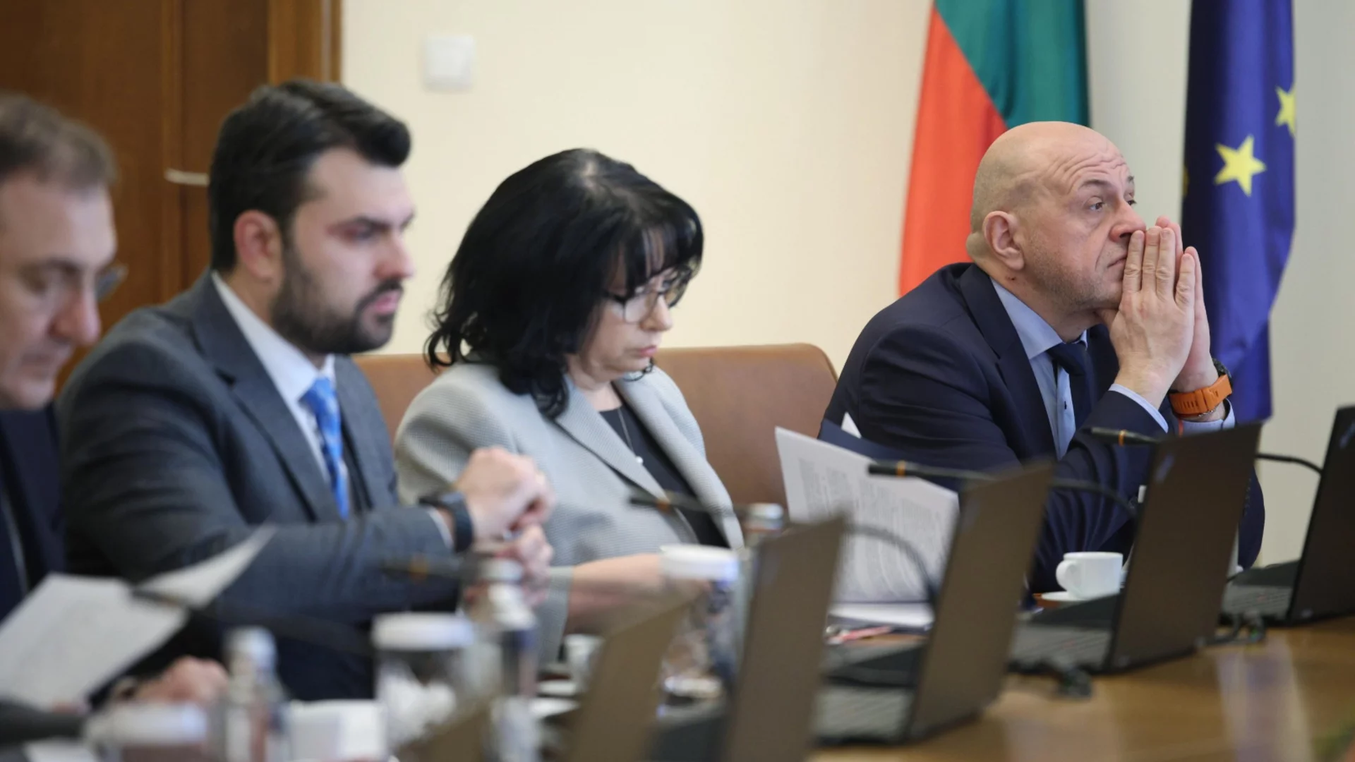 "Ролята на Тристранката е бутафорна - решенията се вземат другаде": Властта трудно ще се справи този път