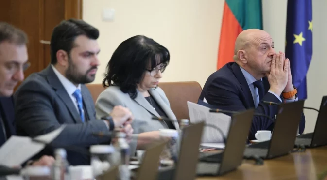 "Ролята на Тристранката е бутафорна - решенията се вземат другаде": Властта трудно ще се справи този път