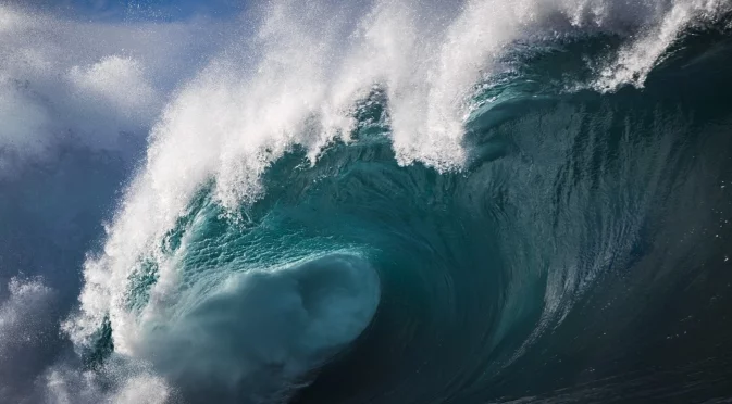Загинали и ранени при бурни вълни в Испания