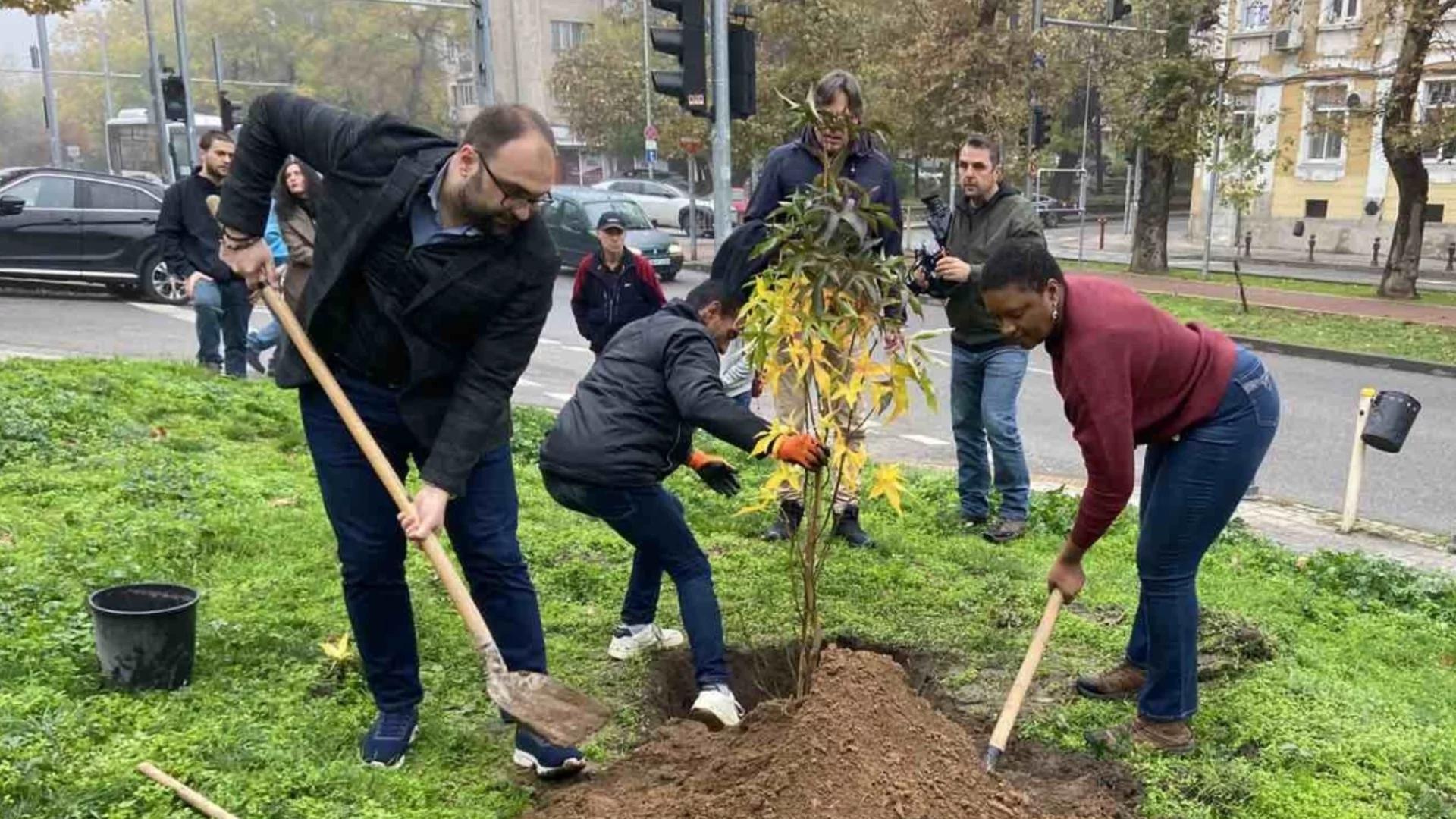 Световноизвестната джаз певица Лиз Райт засади дръвче Ликвидамбър в Пловдив