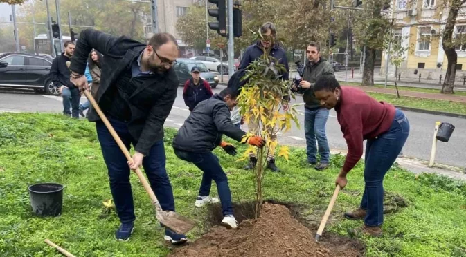 Световноизвестната джаз певица Лиз Райт засади дръвче Ликвидамбър в Пловдив