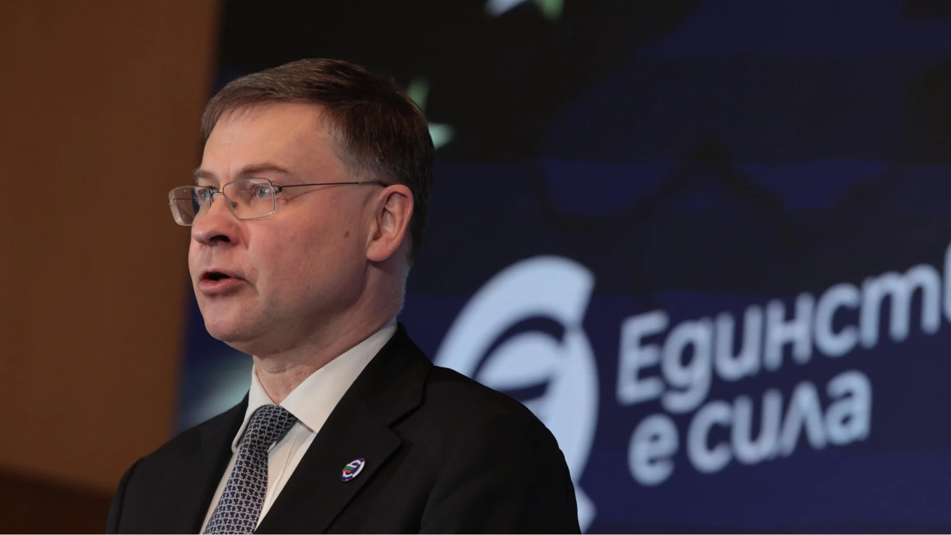 Властта изглежда е заблудила ЕК за дефицита и инфлацията: Нямало да е заради заплати на полицаи, а заради отбраната