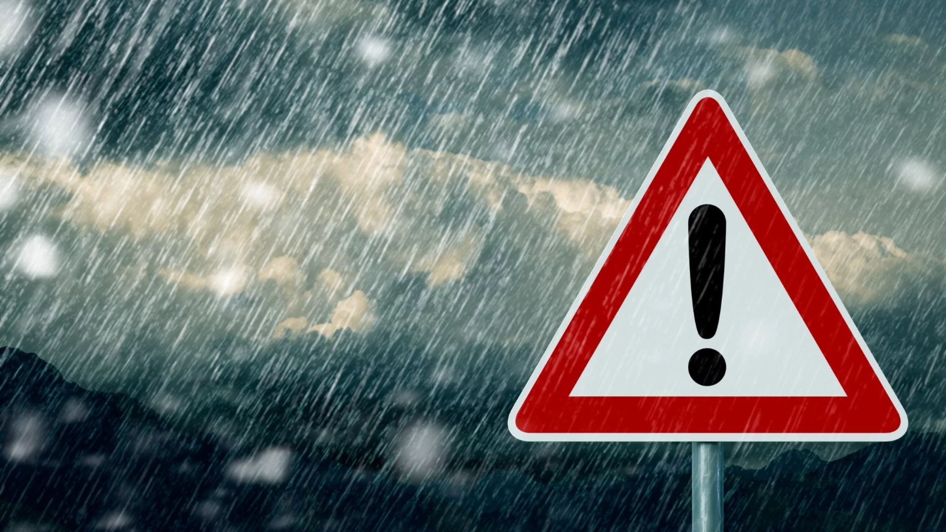 Опасни кодове за обилни дъждове: Десет области у нас да се готвят за 10 ноември