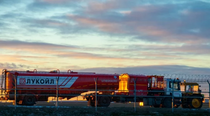 Има и антидрон система: Правителството обясни защо ДАНС и МВР са влезли в "Лукойл"