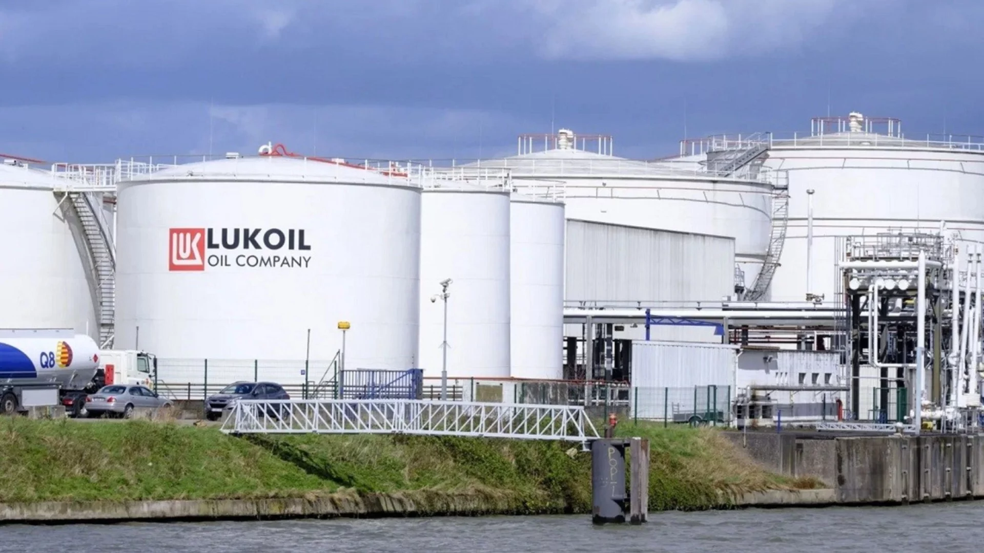 Часовникът за "Лукойл" тик-така: Зам.-председателят на ГЕРБ заговори за катастрофа