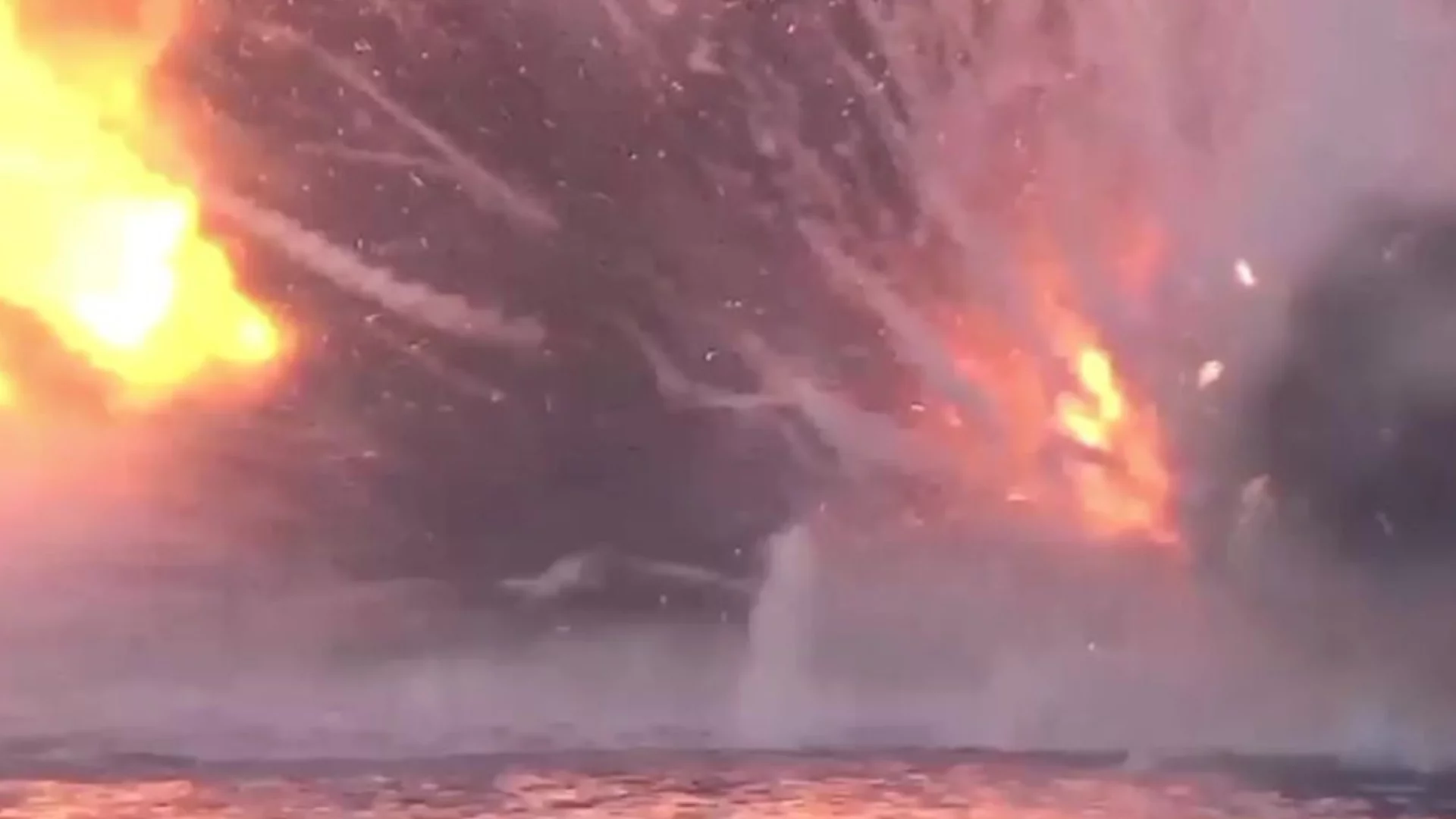 Удар и взрив в руското пристанище Туапсе: Изглежда е поразен кораб (ВИДЕО)