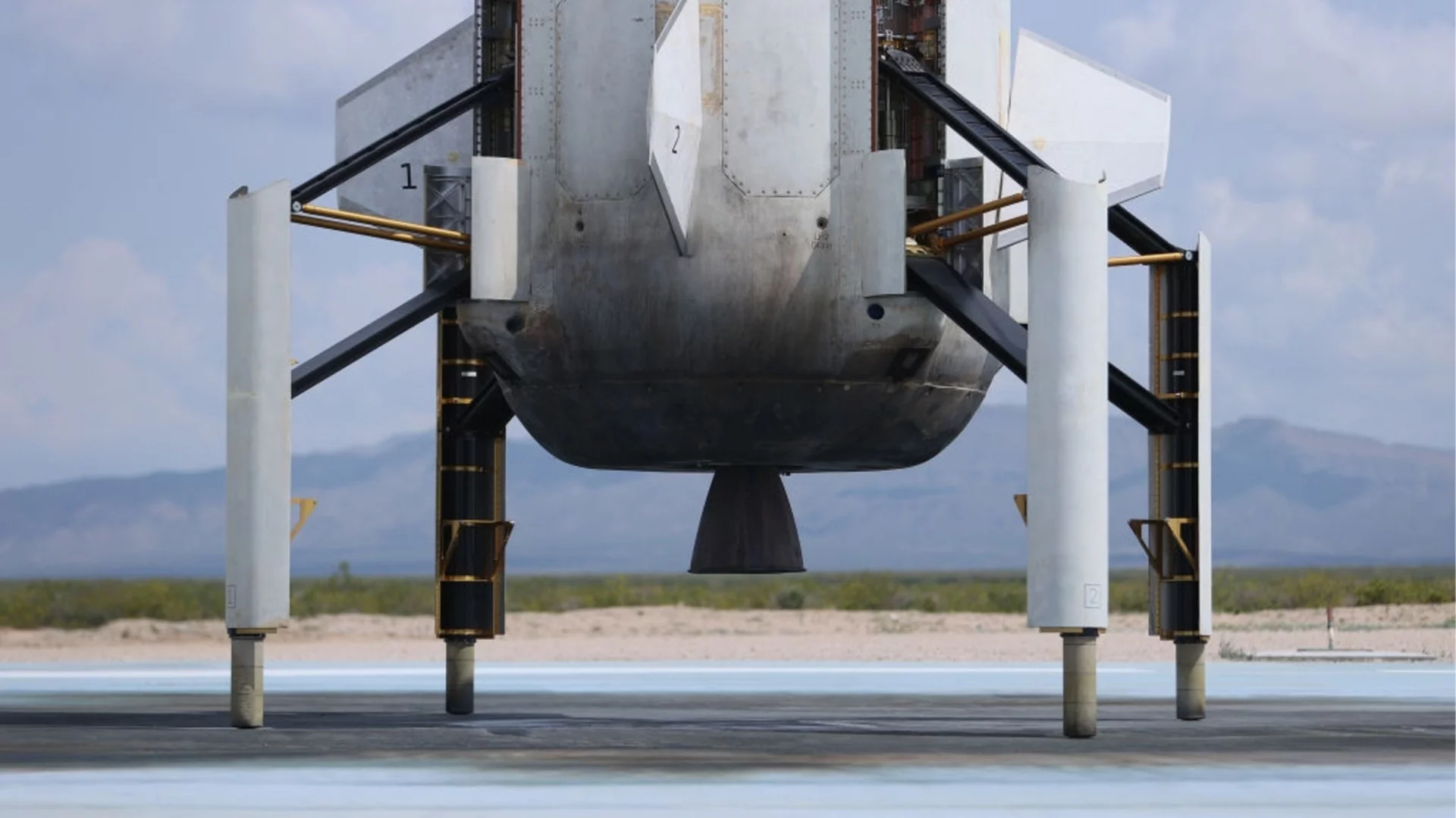 Лошото време спря ракетата на Безос