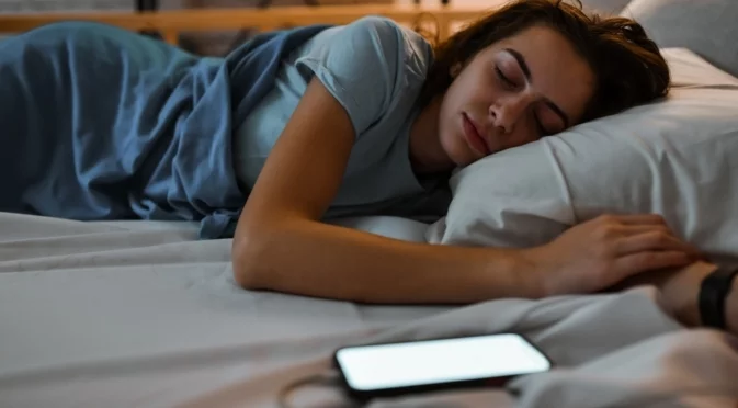 Какво ще се случи, ако оставите телефона си да се зарежда цяла нощ?