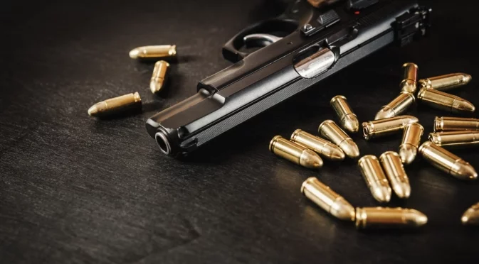 Загадъчен случай: Мъж намерен безпомощен с незаконно оръжие в дома си