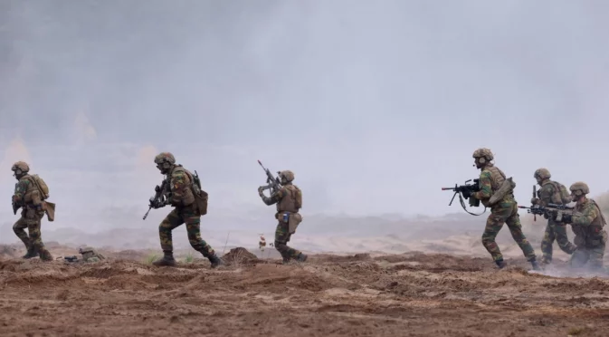 Белгийският премиер с лични писма до близо 150 хил. младежи: Моли ги да влязат в армията