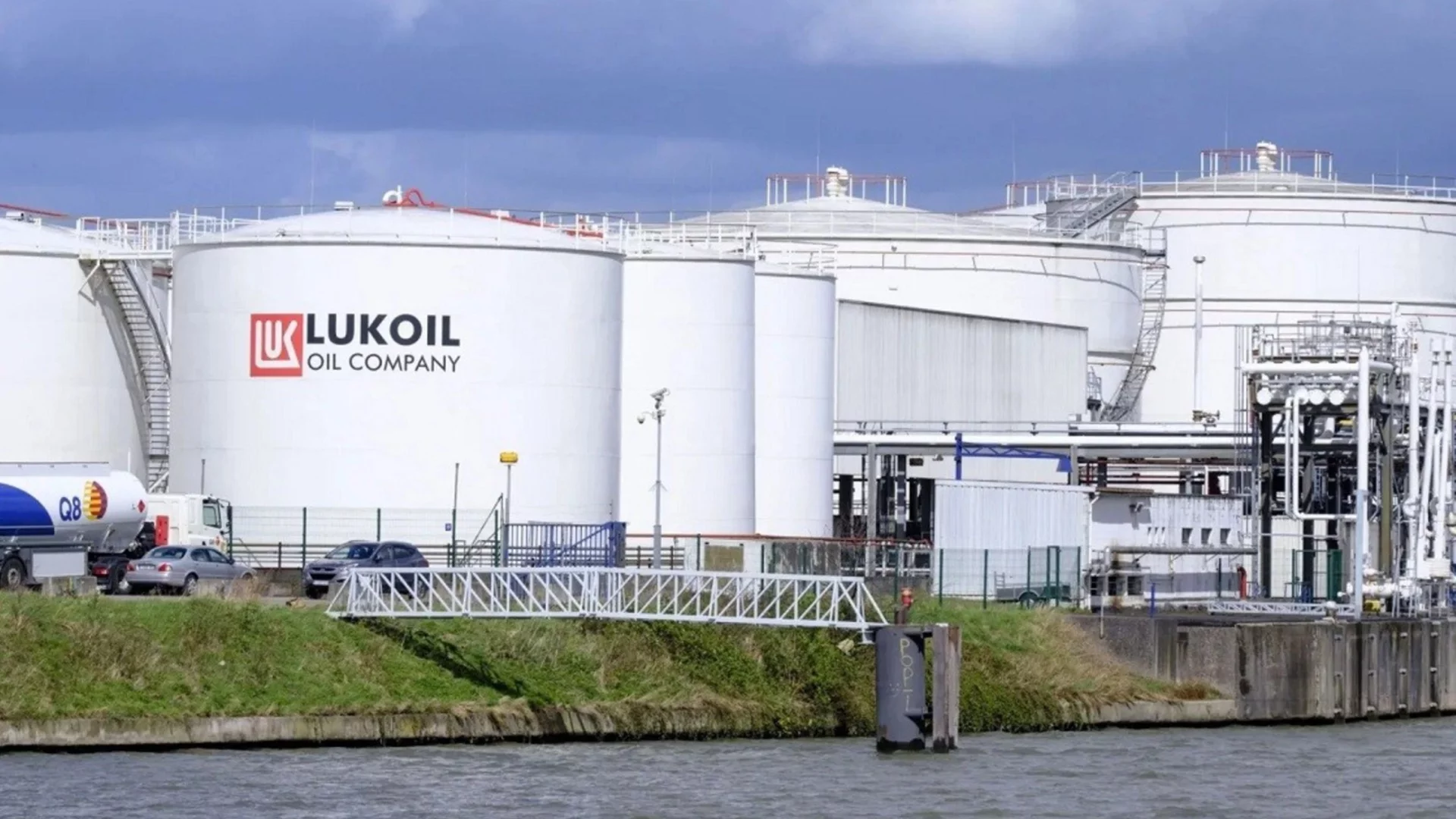 Шансовете за саботаж на "Лукойл" не са малки: Експерт за бъдещето на рафинерията