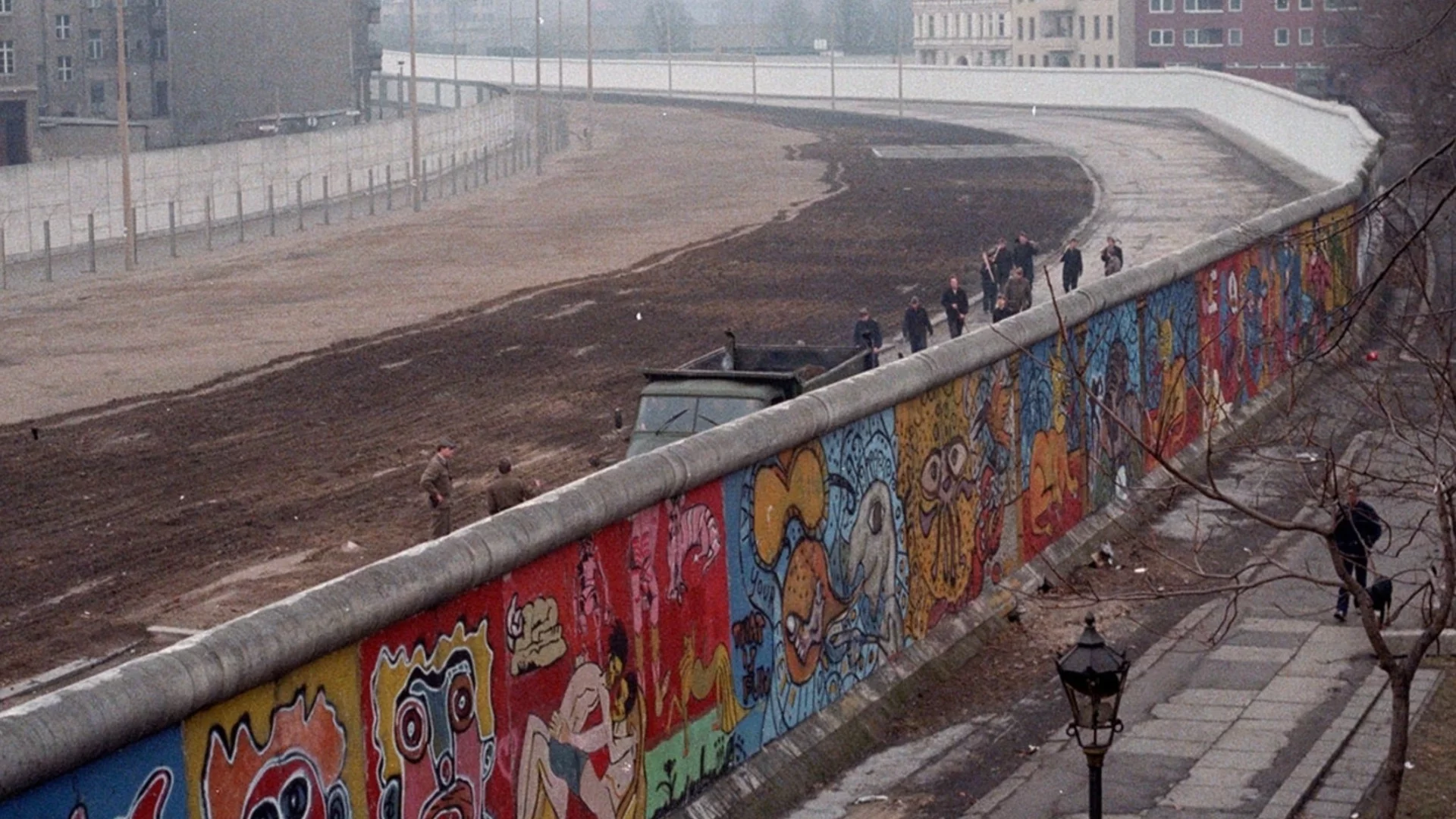 38 години от падането на Берлинската стена, която спираше бягството на милиони германци от съветския "рай"