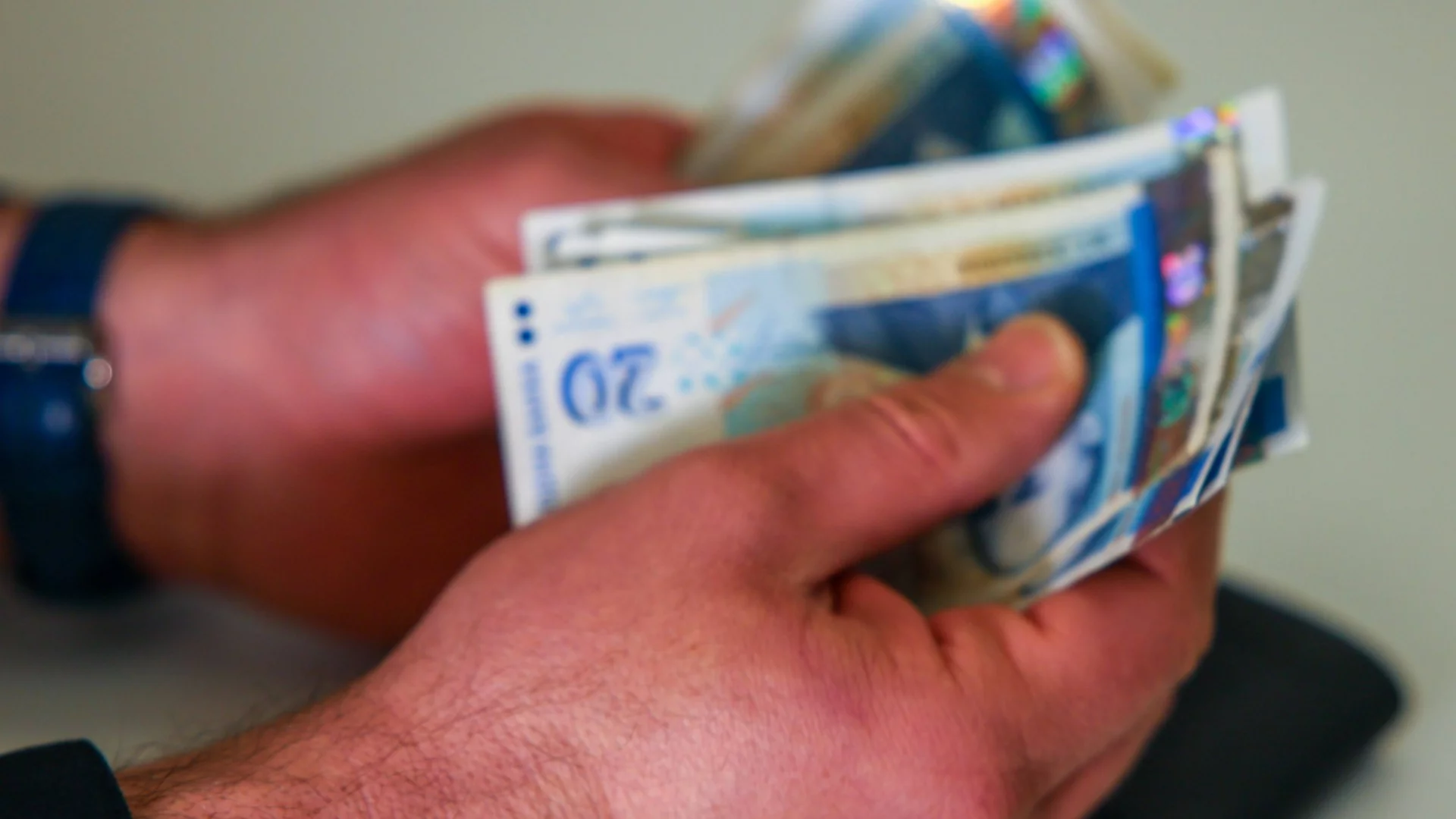 Раздаването на пари в държавния сектор създава илюзия за ръст на доходите и помпа инфлацията: Мнение