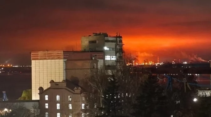 "Гори, много е сериозно": Дронове пак посетиха Саратовската рафинерия (ВИДЕО)