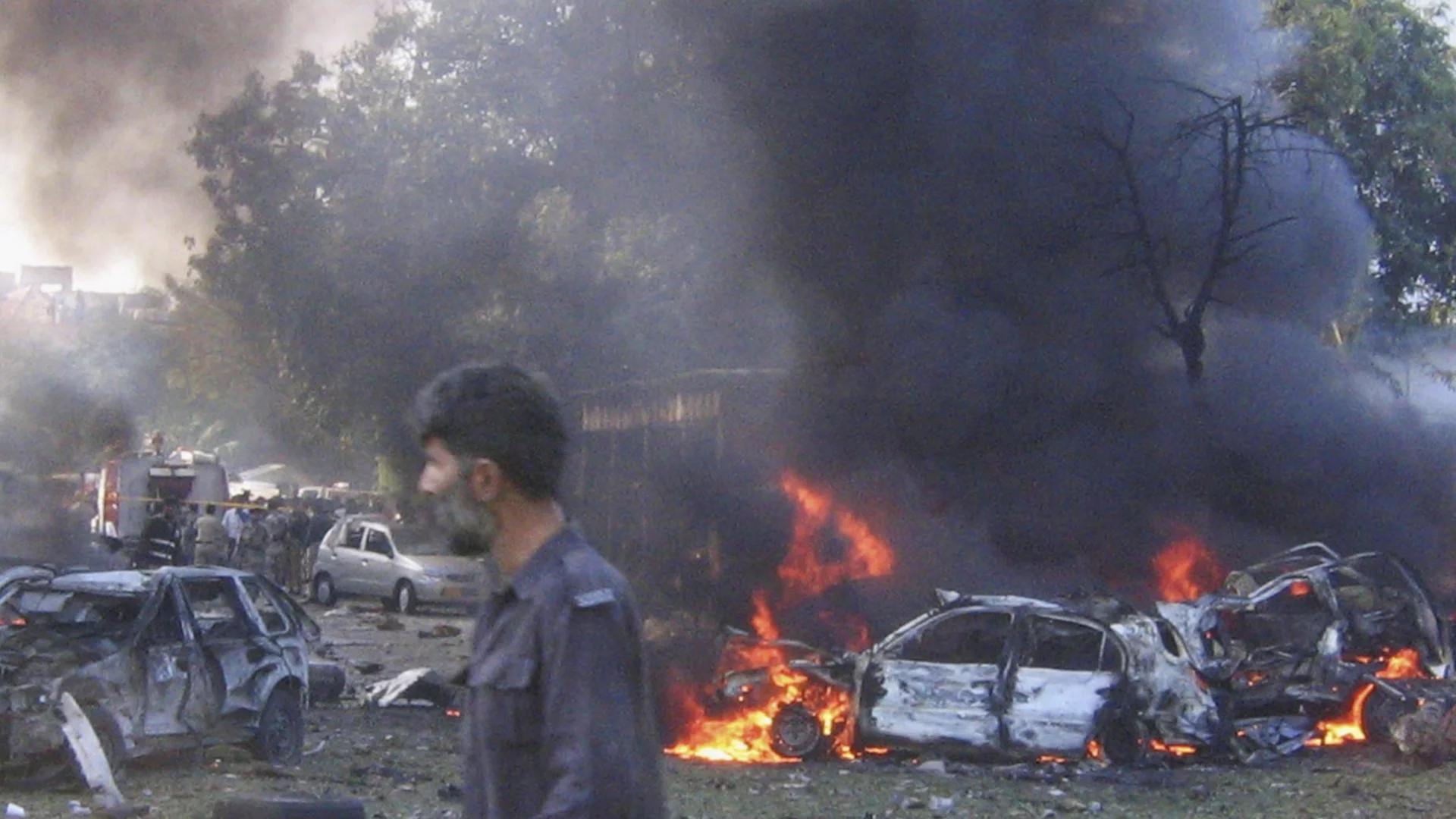 Атентатор се взриви на входа на оживена сграда: Има загинали и ранени в Пакистан (ВИДЕО)