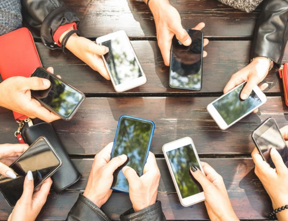 Ало, МОН - телефонният звън на провала