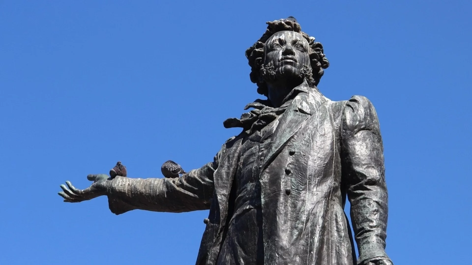 Паметникът на Пушкин в Одеса е покрит с шперплат: Властите обаче не могат да го разрушат