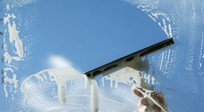 Помислил го за мръсно огледало: Чистач унищожи шедьовър в музей в Тайван (СНИМКИ)