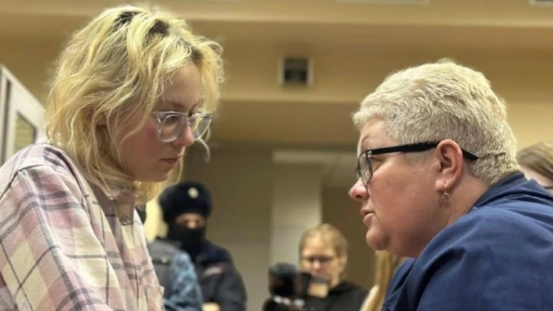 13 дни плюс 13 дни и още 13 дни: Пялата антивоенна песен руска певица пак е в ареста