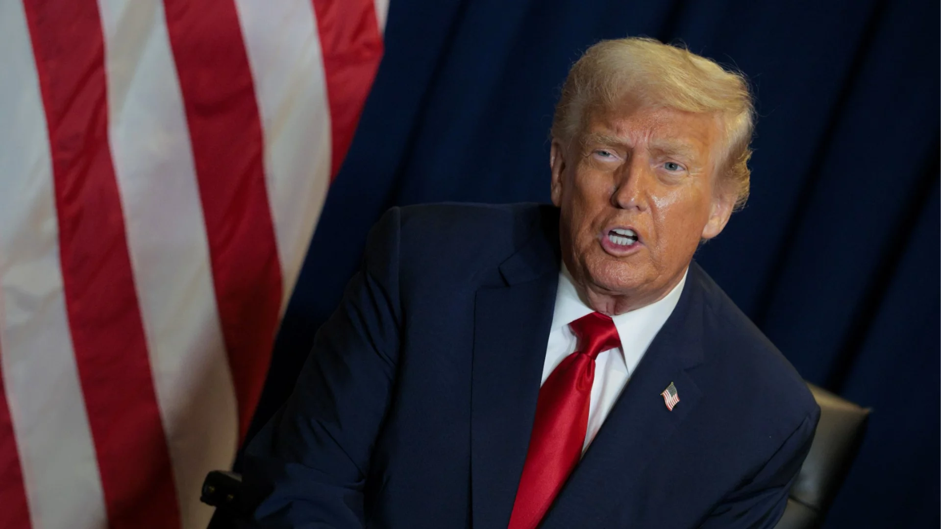 "Никой досега не е прелитал така": Самолетът на Тръмп премина ниско над стадион по време на мач (ВИДЕО)