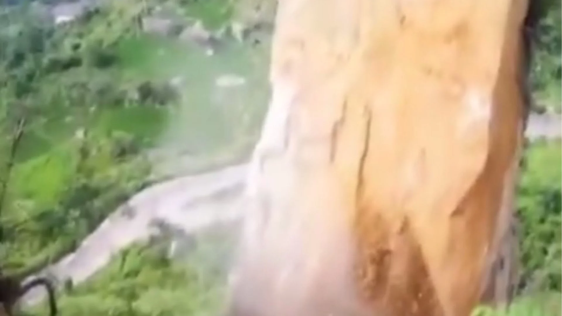 Само месеци след откриването му: Мост се срути в Китай (ВИДЕО)