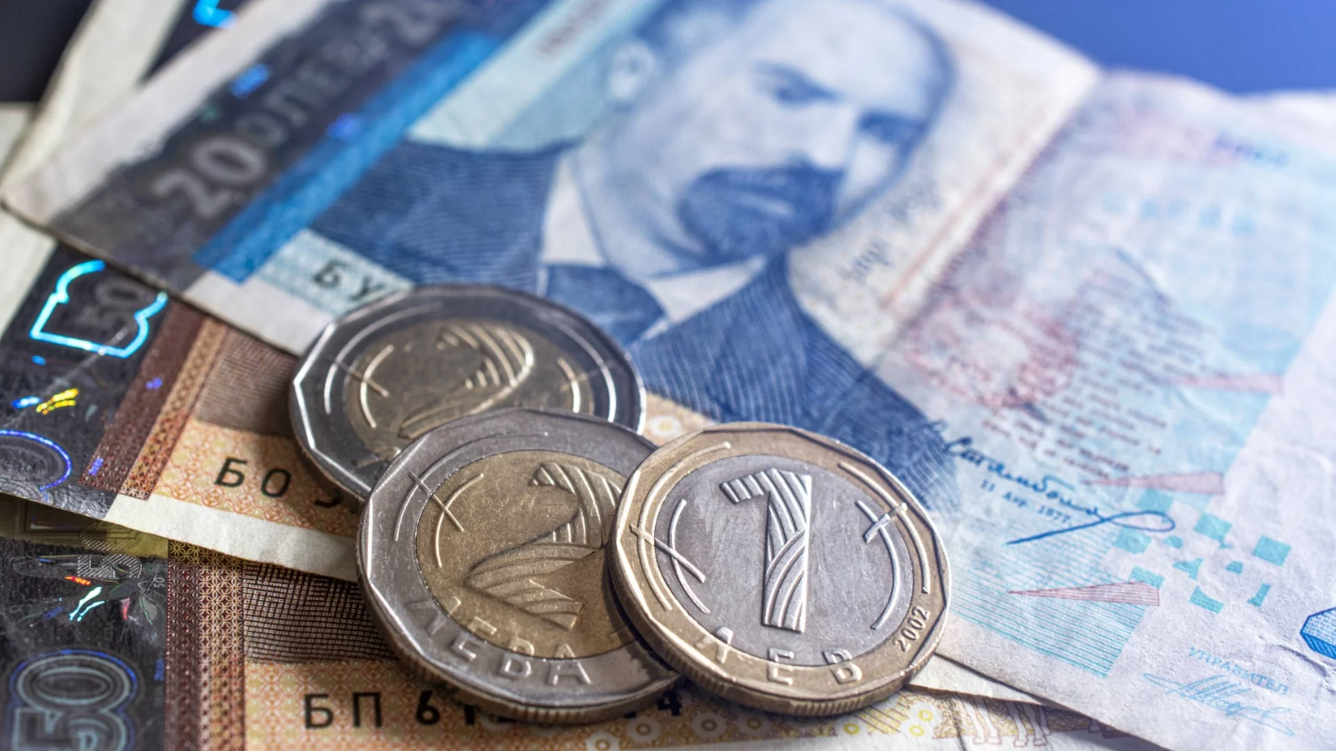 Милиони бонуси за едни, кръгла нула за други: Държавната администрация не е рай за всеки (ДАННИ)