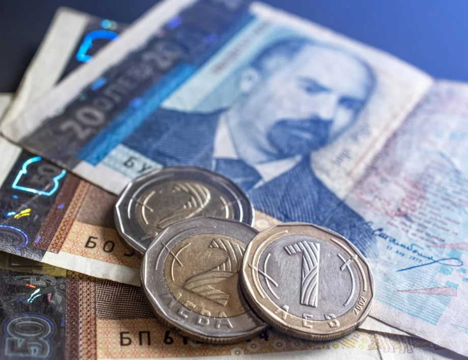 Милиони бонуси за едни, кръгла нула за други: Държавната администрация не е рай за всеки (ДАННИ)