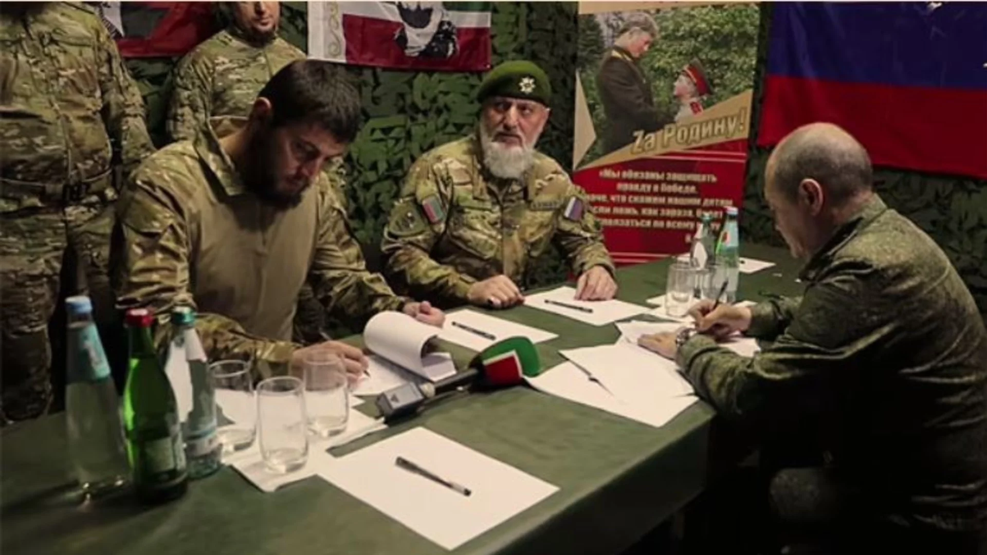 Бойците на Кадиров пак стават за смях: нелепа сценка с гранати и пушки, но за TikTok е супер (ВИДЕО)