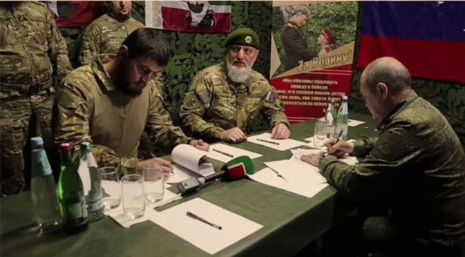 Бойците на Кадиров пак стават за смях: нелепа сценка с гранати и пушки, но за TikTok е супер (ВИДЕО)