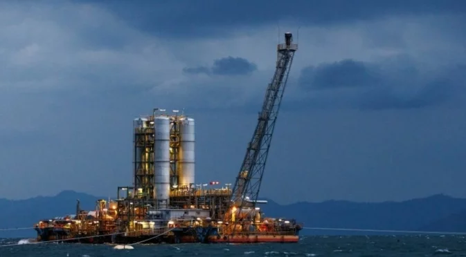 Обрат с цената на петрола, въпреки новините от САЩ и Русия