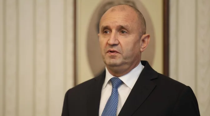 Радев наложи вето на "30-секундните" промени за особения управител на "Лукойл"