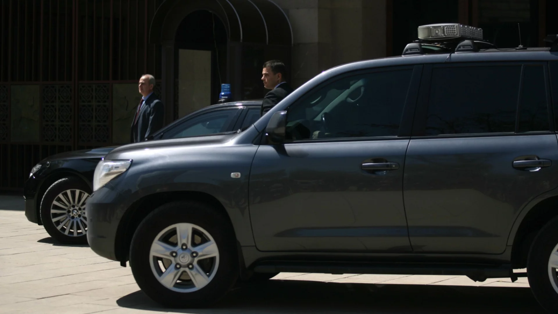 Бърз, опасен и нагъл. По-нагъл. Най-нагъл. Джигитите от НСО - газ до ламарината