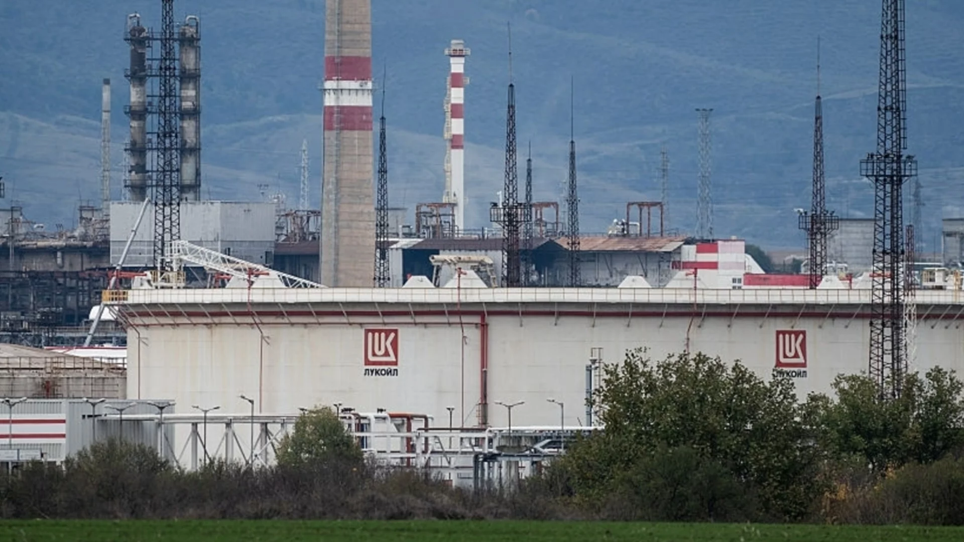 Пак ни изпревариха: Румъния реши проблема с "Лукойл"