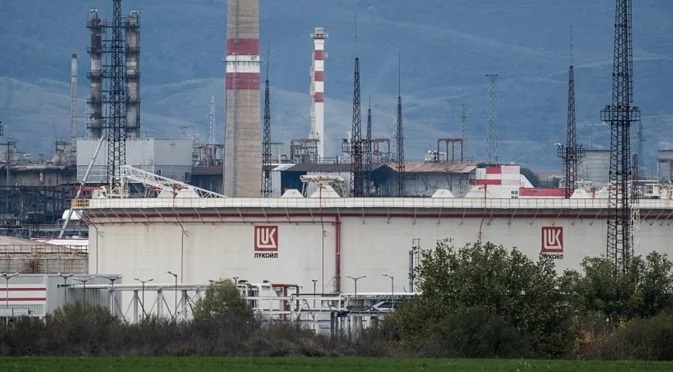 Пак ни изпревариха: Румъния реши проблема с "Лукойл"