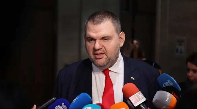 Управляващите пак спасиха Пеевски от комисия, която да разследва влиянието му