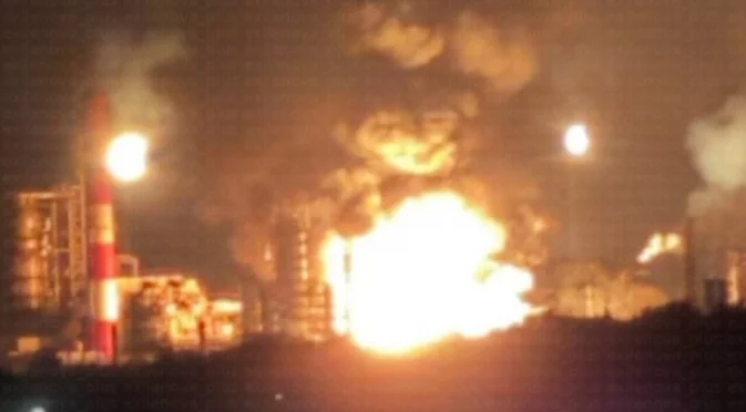 Дим до небесата: Пламна пореден руски нефтопреработвателен завод - в Нижнекамск (ВИДЕО)