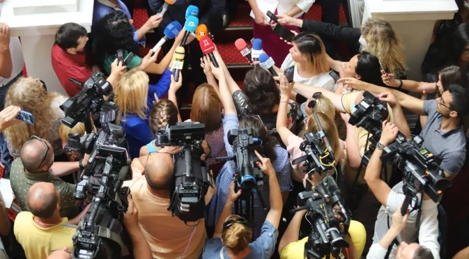 Скрити собственици, неясни рекламодатели, кадрови смени в БНР и БНТ: Нов критичен доклад за медиите