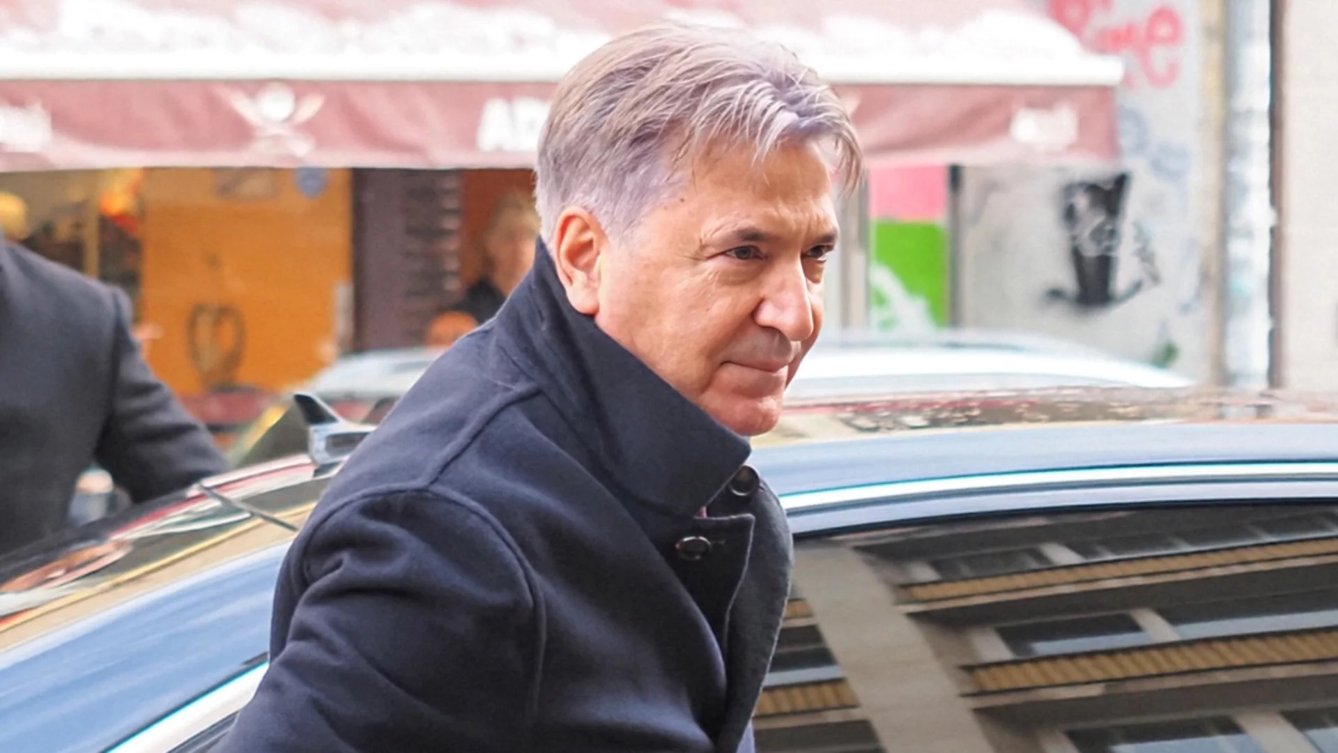 "Той е човек на Пеевски, Борисов само наблюдава": Спрягат познато име за особен управител на "Лукойл"