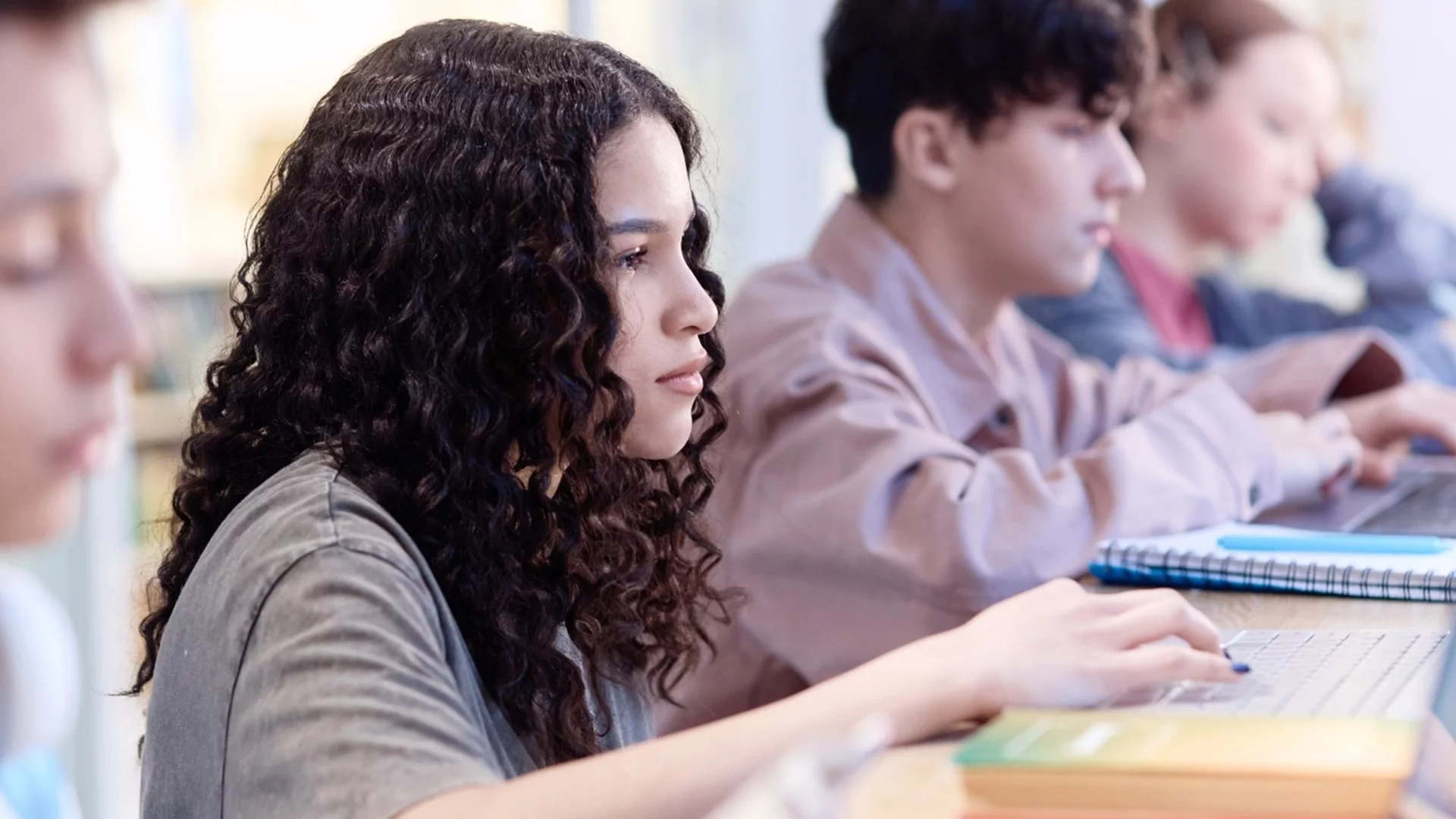 Безплатни уроци за фалшивите новини показват на гимназистите как да разпознават манипулативно съдържание онлайн