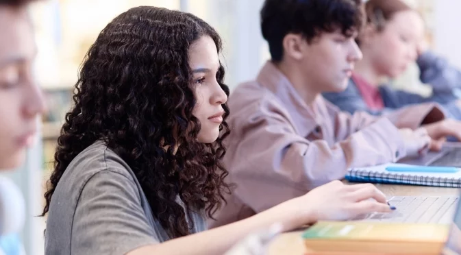 Безплатни уроци за фалшивите новини показват на гимназистите как да разпознават манипулативно съдържание онлайн