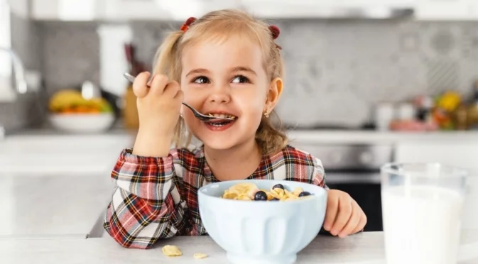 Как да събудите детето рано сутринта без мъка