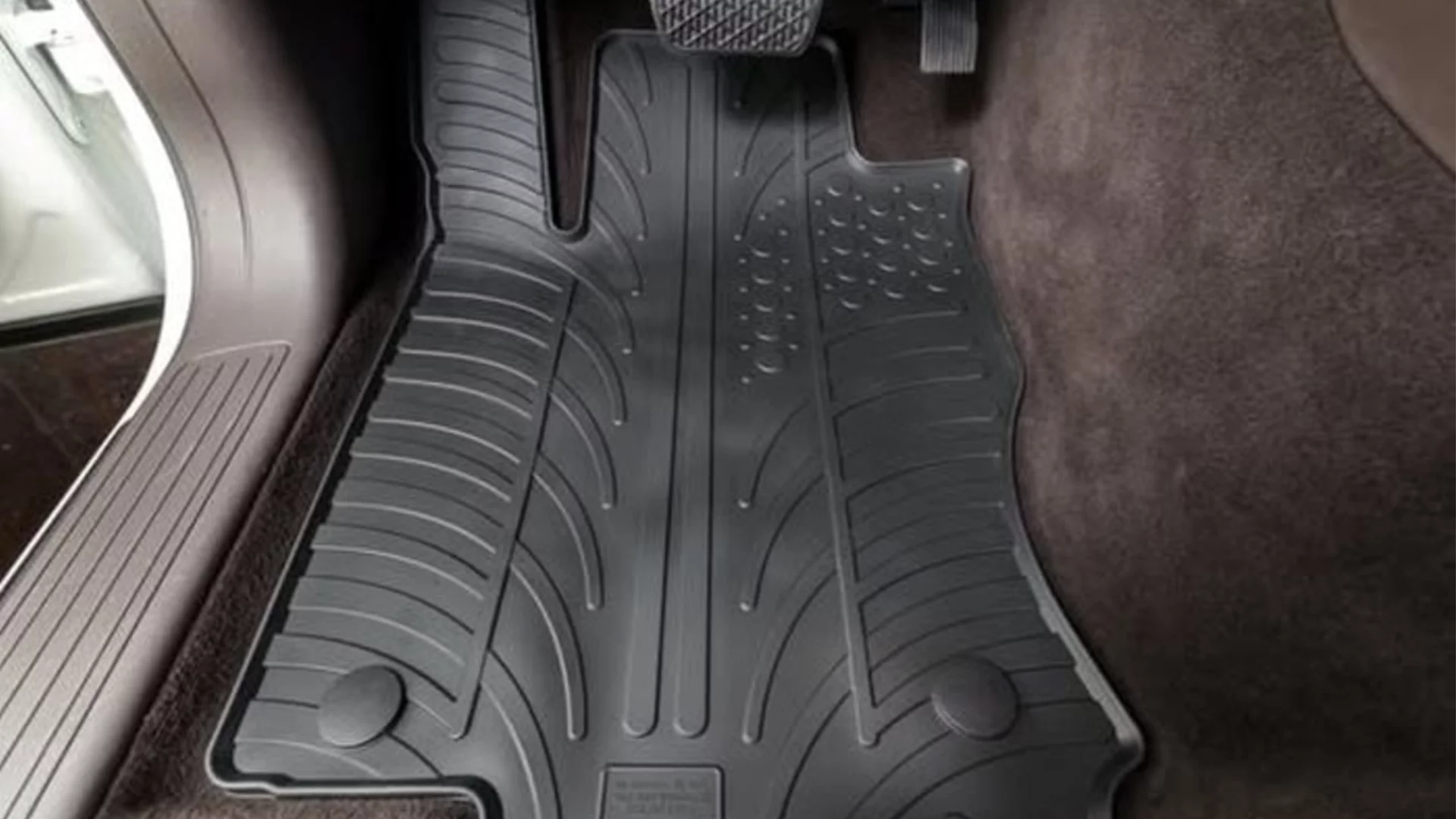 Как да почистите подовите постелки в кола: прост и ефективен метод