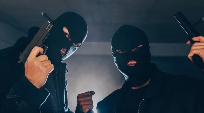 Облечени в черно и с маски: Вижте как младежи се бият в центъра на Загреб (ВИДЕО)