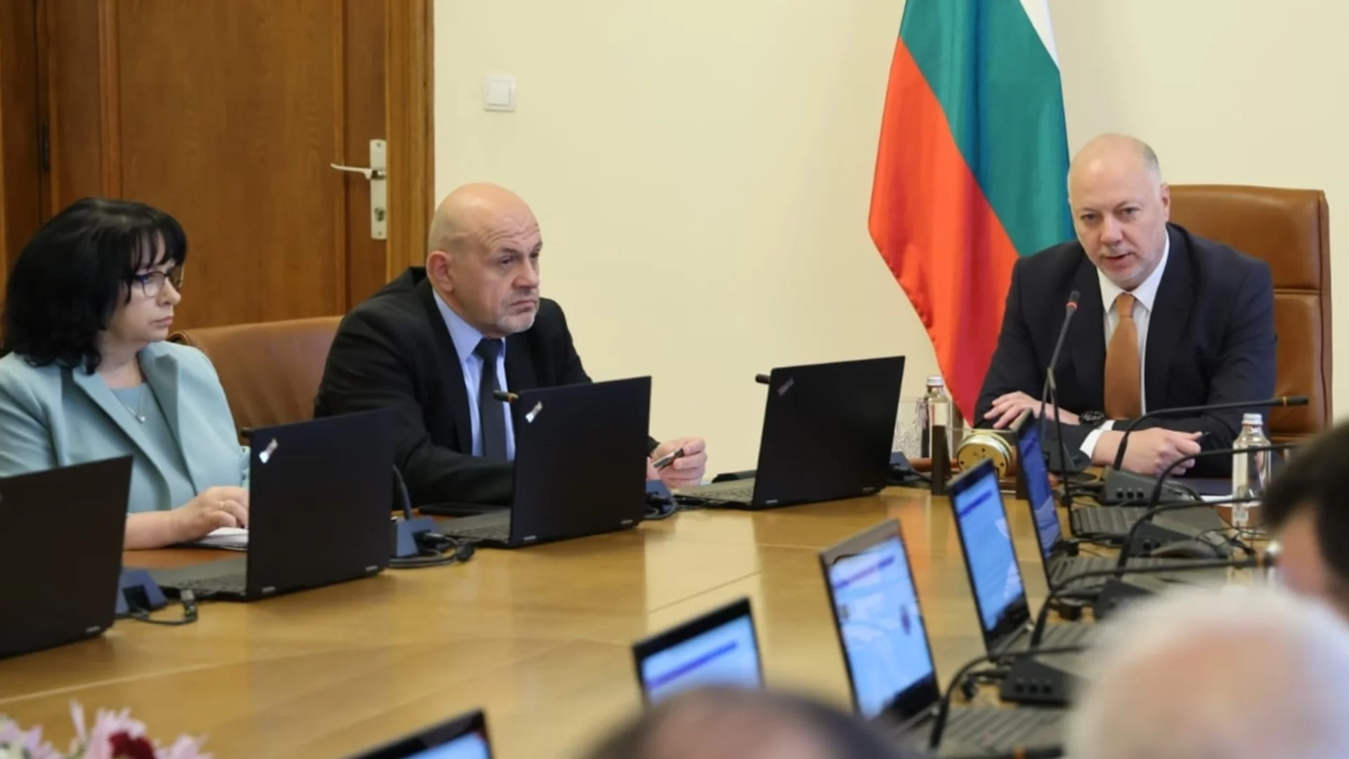 Кабинетът внесе спорния бюджет: Средната пенсия става 541 евро, минималната заплата - 620 евро