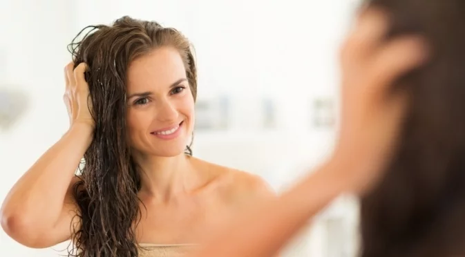 Изплаквайте косата си с това и ще забравите за белите косми