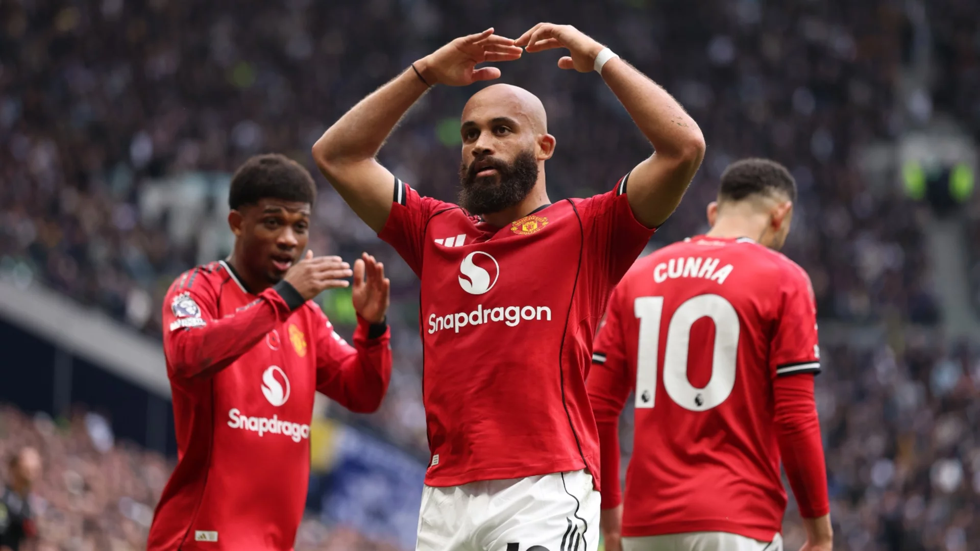 Манчестър Юнайтед остава без четирима ключови играчи, но не смята да пазарува активно през зимата