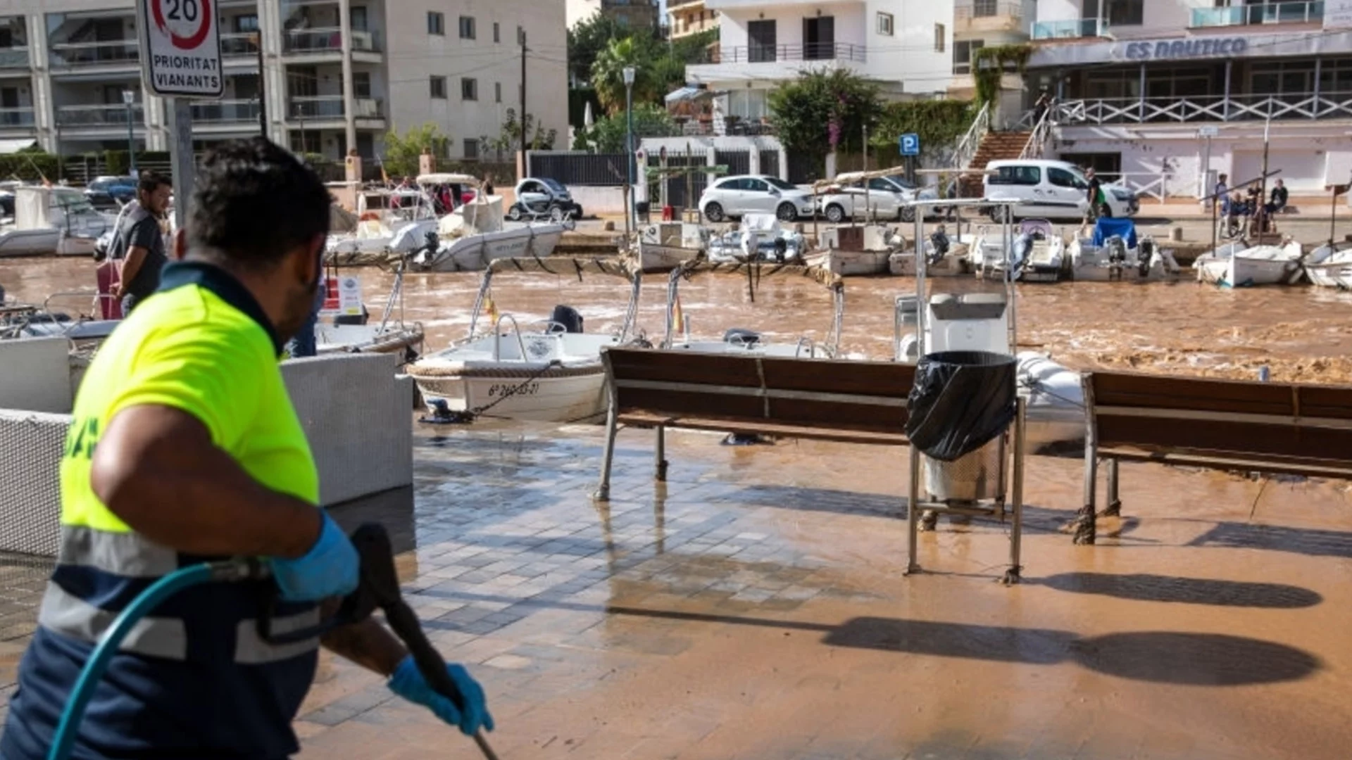 Бурята "Клаудия" взе жертви в Португалия, щети и в Испания (ВИДЕО)